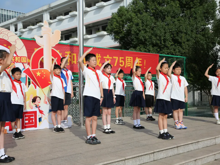 童心向党迎国庆 红旗飘扬展未来